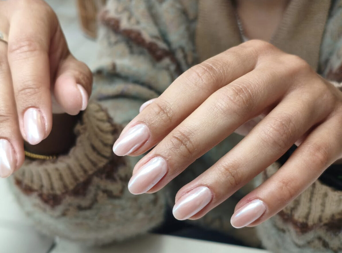 Glazed donut pearl chrome manicure on round natural nails